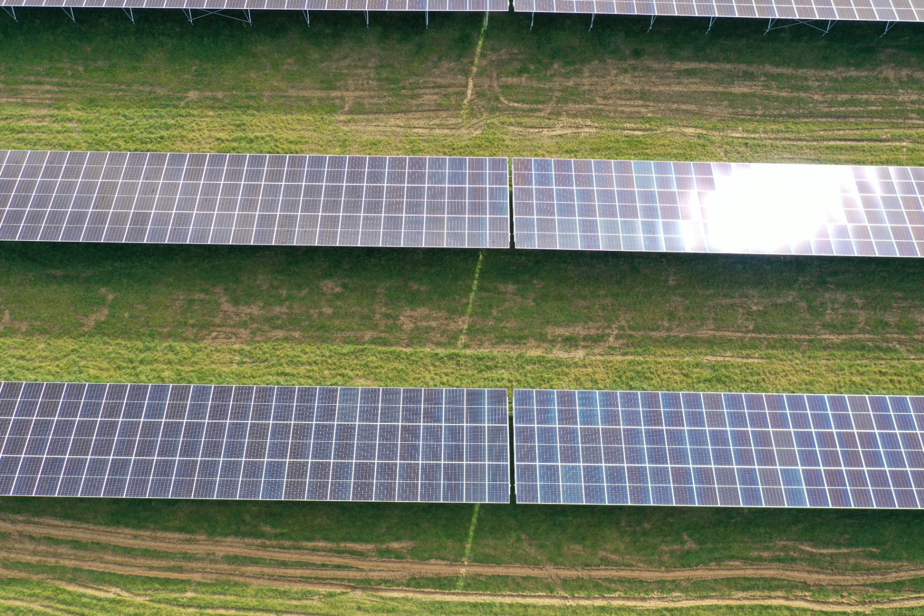 Solar liefert günstigen Strom. Eine Batterie macht ihn verfügbar, wenn Strom teuer ist.